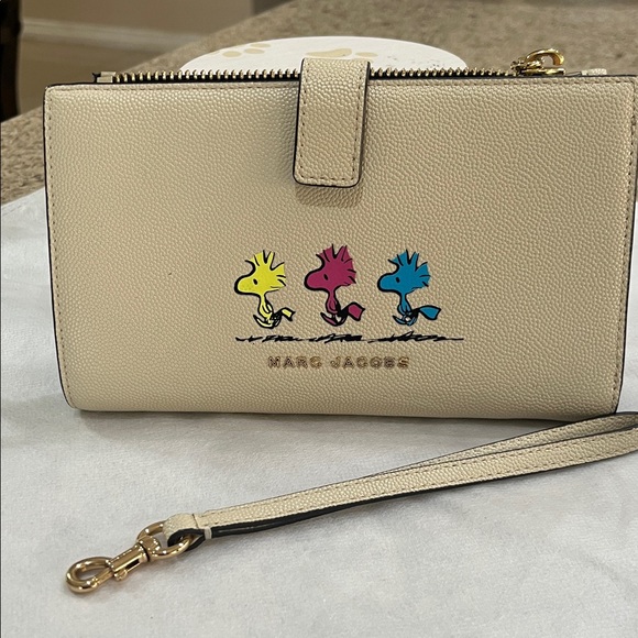 🔥🔥RARE MARC JACOBS PEANUTS/SNOOPY WOODSTOCK WALLET/WRISLET 
Paid $295🔥🔥 - Picture 1 of 17